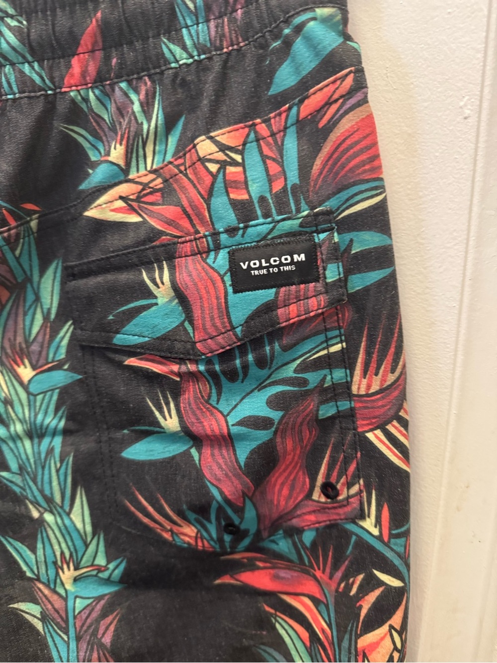Volcom Black Tropical Floral Hybrid Shorts 0518 - Picture 7 of 8